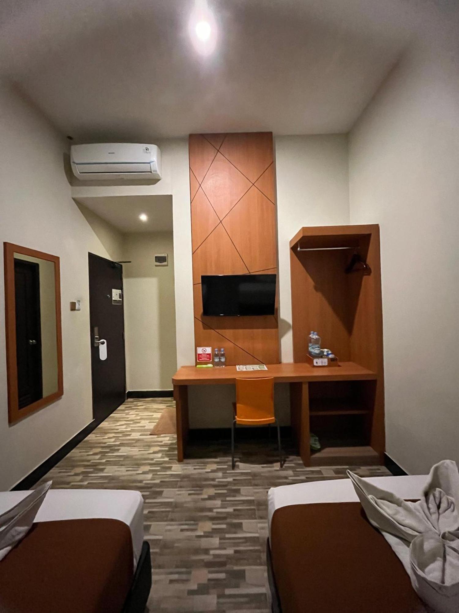 Bless Hotels Sintang Екстер'єр фото