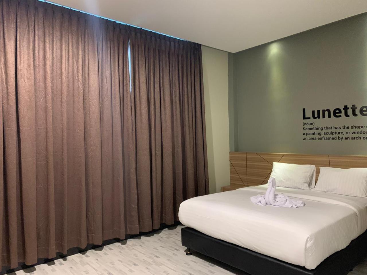 Bless Hotels Sintang Екстер'єр фото