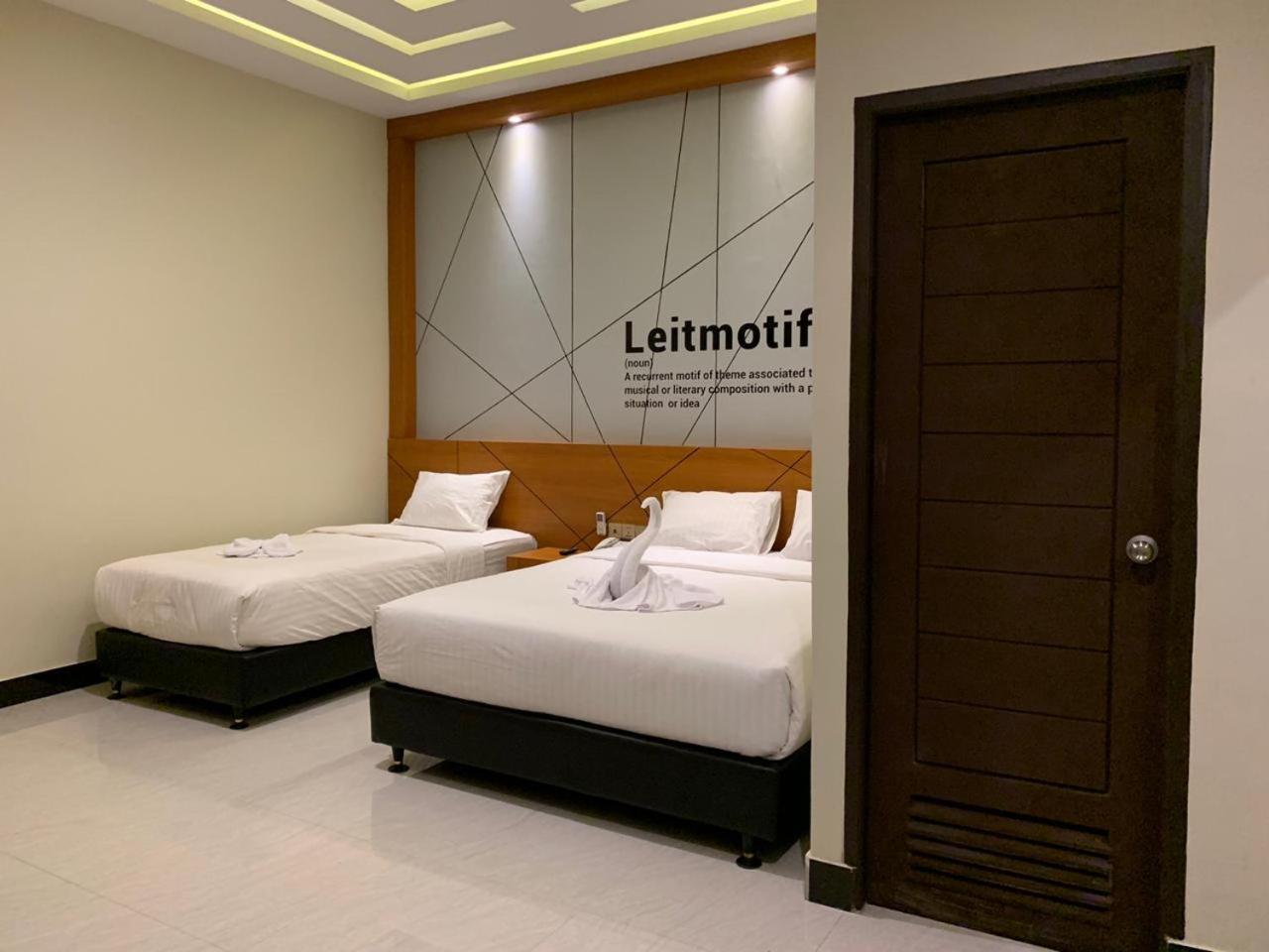Bless Hotels Sintang Екстер'єр фото