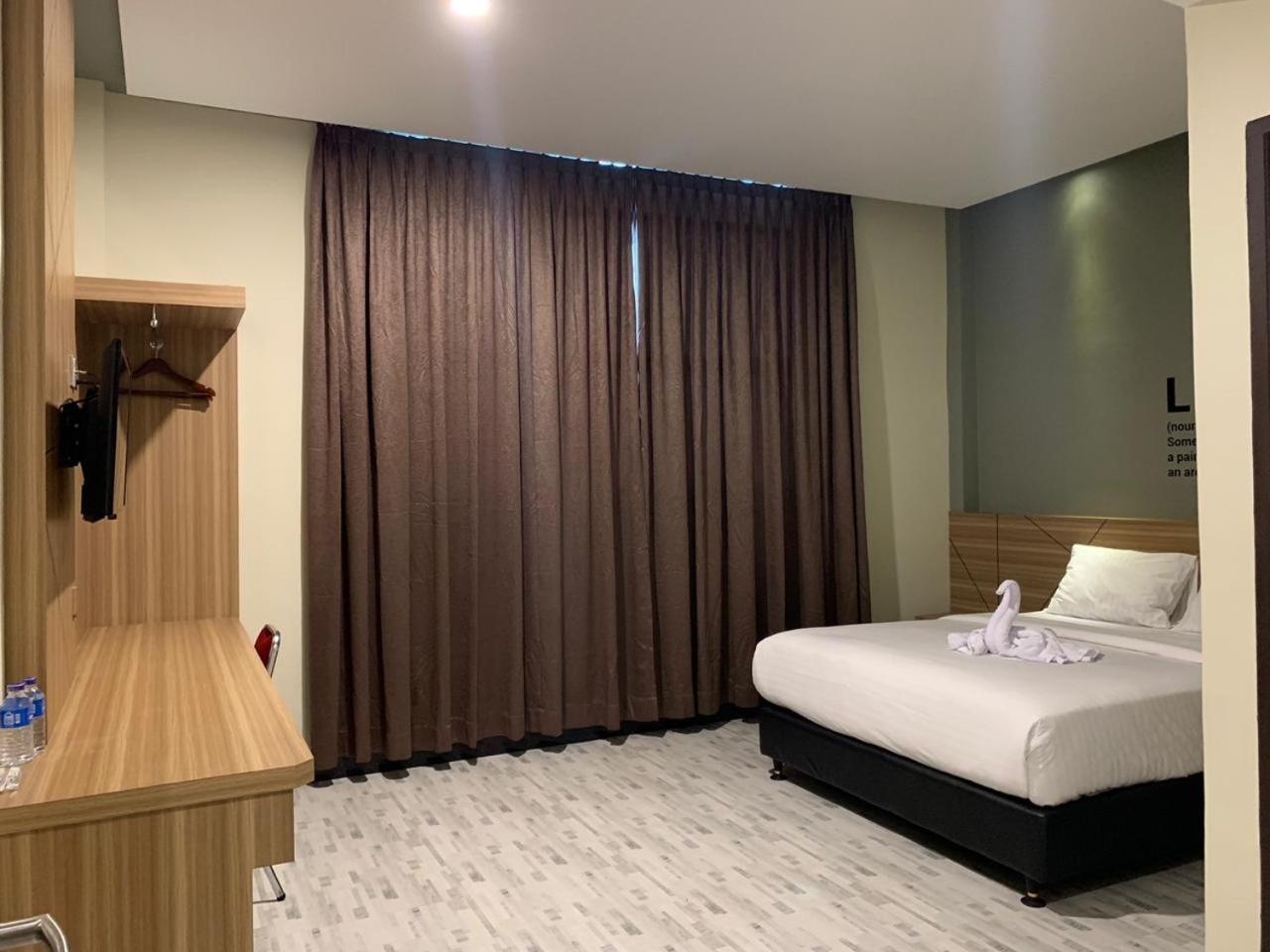 Bless Hotels Sintang Екстер'єр фото